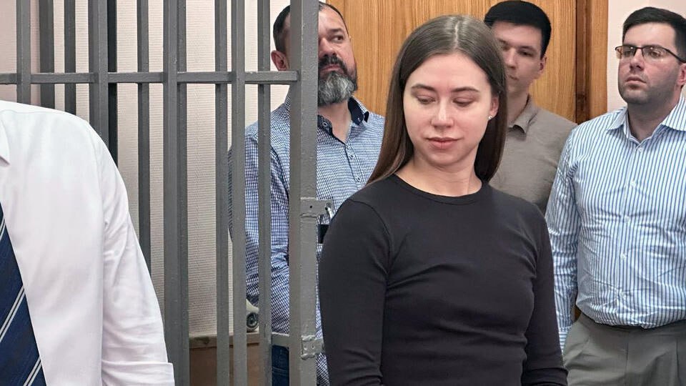 Арест Александры Митрошиной продлили еще на полгода Об этом сообщает ТАСС Блогера обвиняют в отмывании 120 млн рублей Ранее блогерша признала вину и погасила долг перед ФНС на сумму более 200 млн рублей Подпишитесь на Абзац TG VK Дзен MAX Rutube