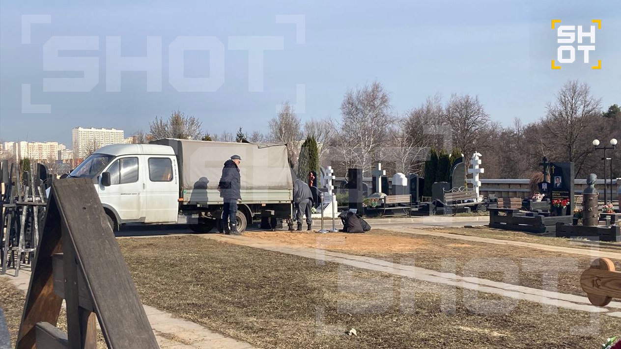 Первые кадры участка, где сегодня похоронят Бедроса Киркорова на Троекуровском кладбище. Начались последние приготовления к погребению.  Место захоронения выбрали рядом с другими деятелями культуры: Борисом Моисеевым, Ириной Мирошниченко, Валентином Юдашкиным и Сергеем Доренко.  Ранее SHOT писал, что Бедрос Киркоров умер 18 марта от остановки сердца в возрасте 92 лет. Проблемы с сердцем у него продолжались последние пять лет.