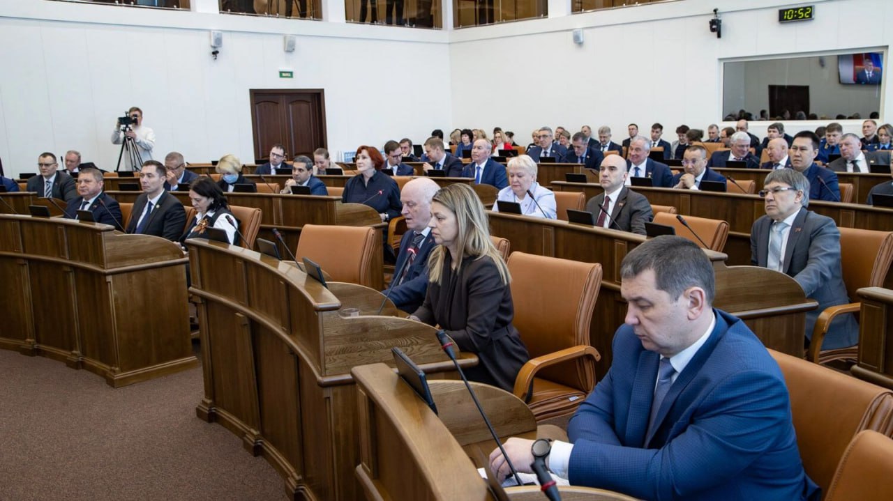 Муниципальную реформу в Красноярском крае могут принять уже на этой неделе. Как сообщил депутат заксобрания Алексей Бойков, сегодня, 12 мая, их оповестили, что сессия, на которой обсудят реформу, проведут уже 15 мая. Хотя изначально, как указывает Бойков, реформу планировали обсуждать 29 мая, поэтому «депутаты и жители ориентировались на эту дату». «Расчет у инициаторов проекта, видимо, на то, что депутаты не успеют до конца подготовить поправки к скандальному проекту, и его примут в том виде, который удобен исполнительной власти», — считает депутат. Бойков отмечает, что мнения и отзывы на этот законопроект продолжают поступать, и он подготовил уже 13 поправок. «Учитывая то, что в мае у нас были праздники, в сухом остатке у нас было 10 дней на подготовку поправок и сбор предложений. <...>. За эти 10 дней просто физически невозможно было узнать мнения всех людей по этому поводу, да даже объехать территории! О какой объективности и „равности“ закона в таком случае будет идти речь?» В пресс-службе заксобрания сообщили «ПМ», что дату проведения сессии назначают, ориентируясь на «определенные нормы», а очередную сессию назначили еще на прошлой неделе. Перед сессией состоится комитет, где обсудят реформу.