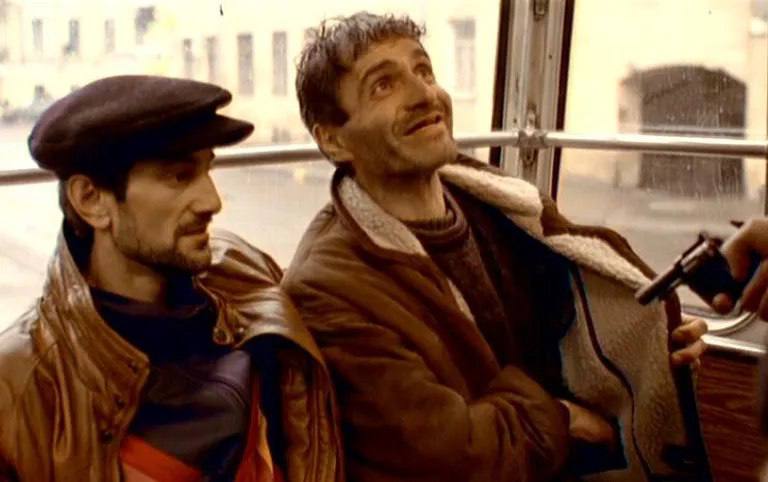 В Петербурге умер актёр из скандальной сцены фильма Брат 5 февраля в возрасте 68 лет ушёл из жизни Артур Арутюнян в 90 х снимавшийся в петербургских криминальных фильмах Эпизод из Брата Алексея Балабанова где актёр сыграл безбилетника в трамвае россияне вспоминают даже спустя почти 30 лет Бывшая жена Арутюняна Валентина Коновалова сообщила что он умер от инфаркта в Елизаветинской больнице Актёр окончил Ереванский театральный институт жил и работал в Петербурге Помимо Брата он снимался в фильме Гений 1991 года и других того времени а также в сериалах Улицы разбитых фонарей и Убойная сила TodaySPb   Новости GradSPb   Места СПб