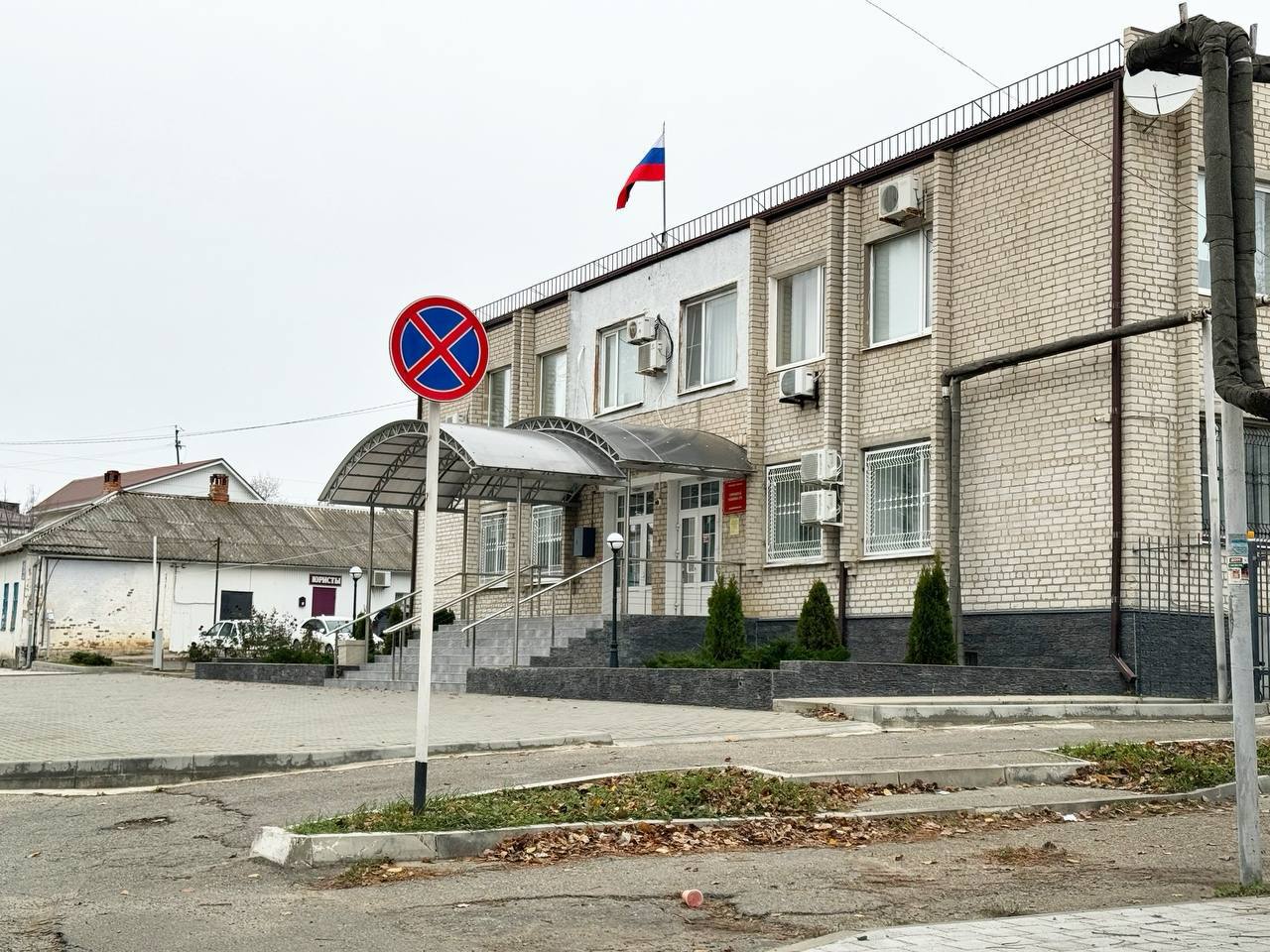 В Темрюке будут судить женщину по делу о мошенничестве в сфере недвижимости Следственным отделом ОМВД России по Темрюкскому району завершено расследование уголовного дела, возбужденного по признакам преступления, предусмотренного частью 3 статьи 159.2 УК РФ «Мошенничество при получении выплат». В ходе расследования установлено, что приезжая гражданка, имея право на получение выплаты на приобретение жилья в качестве меры социальной поддержки, решила воспользоваться им в корыстных целях. Подыскав подходящую для приобретения недвижимость, обвиняемая предложила риелтору завысить в договоре купли-продажи стоимость жилья. Оформив сделку, оплата которой производилась за счет средств государственного жилищного сертификата, обвиняемые получили разницу между фактической стоимостью домовладения и выделенной суммой социальной выплаты. Таким образом они незаконно завладели денежными средствами в сумме более 900 тысяч рублей. В настоящее время уголовное дело направлено в суд для рассмотрения по существу. В соответствии с санкциями инкриминируемой статьи, максимальное наказание предусматривает лишение свободы на срок до шести лет.
