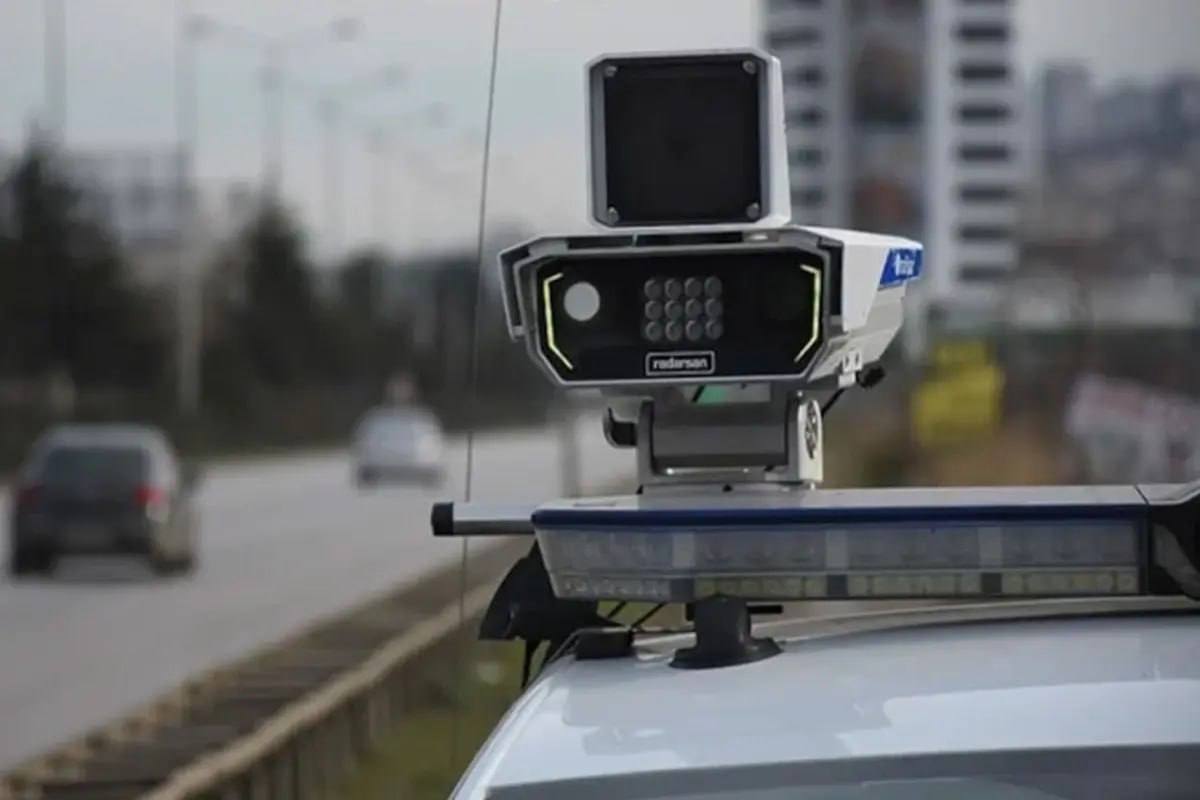 В Турции началась новая эра штрафов С 2026 года в Турции официально заработала система контроля средней скорости и привычный трюк притормозить перед радаром больше не спасает По решению Министерство внутренних дел Турции система запущена во всех 81 провинции страны Как это работает На дорогах появились так называемые умные коридоры камеры на въезде и выезде участка система распознавания номеров расчёт средней скорости на всём маршруте Если расстояние пройдено быстрее допустимого времени фиксируется нарушение Резкое торможение у камеры больше не имеет значения Что ещё фиксируют камеры Новая система это не только про скорость ИИ и камеры высокого разрешения автоматически распознают непристёгнутый ремень использование телефона за рулём нарушение полосы движения Фиксация ведётся круглосуточно Как приходят штрафы Все нарушения обрабатываются автоматически оформляются в цифровом виде приходят водителю через e Devlet Без остановки без инспектора без человеческого фактора Зачем это внедрили Официальная цель снижение аварий соблюдение правил на всём участке дороги а не для галочки более безопасное движение