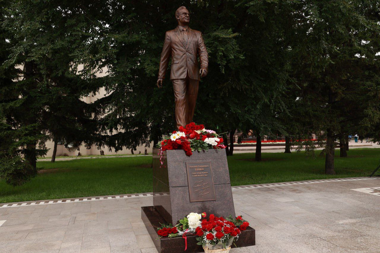 Сегодня в Абакане открыли памятник Николаю Генриховичу Булакину — человеку, которого по праву называют легендой города.   Я лично с ним не был знаком, но много слышал от земляков: каким он был сильным управленцем, как преданно любил Абакан и жил его заботами. Благодаря ему столица Хакасии стала уютной, благоустроенной, с сильной командой.  Николай Генрихович не только сам управлял городом эффективно, но и смог подготовить достойную смену — в том числе Алексея Лемина, нынешнего мэра, который продолжает его дело.  Светлая память настоящему профессионалу и человеку!