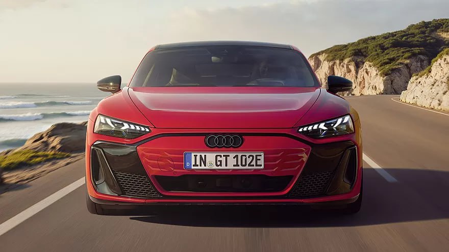 Audi выпустила самую доступную модификацию e-tron GT У электроседана Audi e-tron GT появилась самая доступная модификация — версия quattro с ценой от 108 900 евро. Это на 17 тысяч дешевле прежней базовой модели. Мощность — 503 л.с. в штатном режиме и до 585 с лонч-контролем, разгон до 100 км/ч занимает 4 сек. Предыдущая стартовая версия S развивала 679 л.с. и ускорялась за 3,4 секунды. С тем же аккумулятором на 105 кВт⋅ч новый вариант может проехать до 622 км. Такой результат достигнут за счёт снижения мощности и уменьшения массы автомобиля на 30 кг.