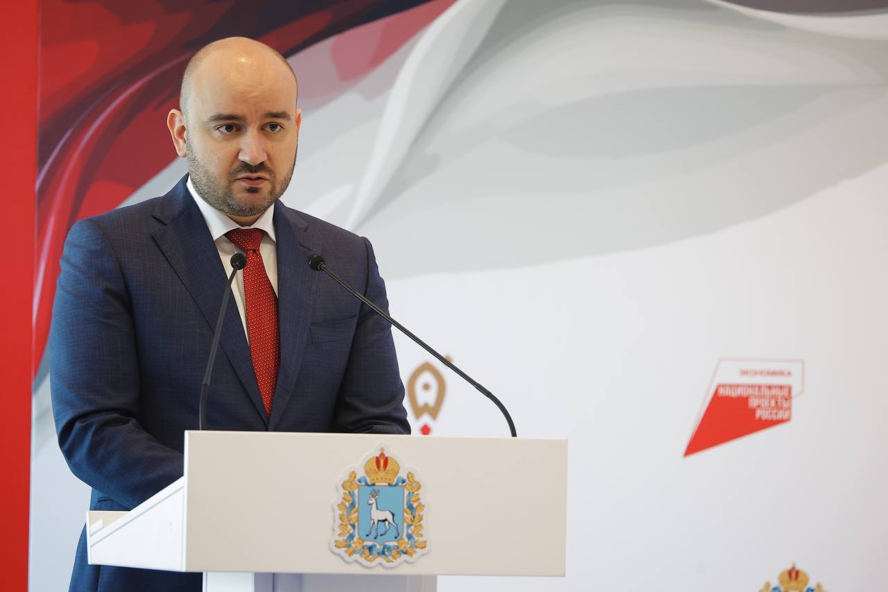 Ветеранам спецоперации из Самарской области помогут запустить свое дело На открывшемся форуме «Мой бизнес 63. Время роста» губернатор Самарской области Вячеслав Федорищев отметил, что в приоритете - поддержка участников специальной военной операции, которые после возвращения решили открыть свое дело. Вместе с фондом «Защитники Отечества» и проектом «Школа героев» мы запускаем программу поддержки предпринимательских инициатив участников СВО. В ее рамках они могут бесплатно обучиться основам ведения бизнеса и претендовать на получение грантов размером до 500 тысяч на реализацию своих бизнес-проектов - отметил глава региона. Фото: ТГ-канал Вячеслава Федорищева