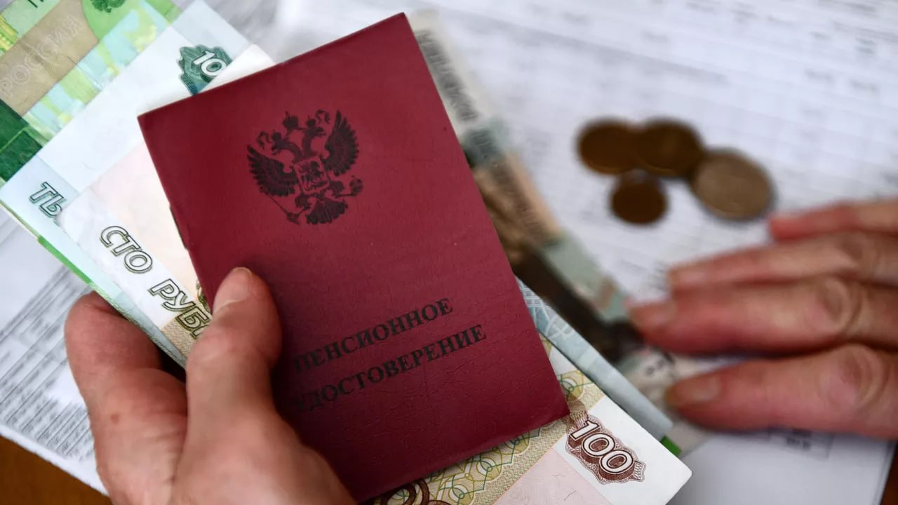В России с 2025 года меняются правила расчета пенсии В следующем году в России начнет действовать новая схема расчета страховой пенсии. Как пояснил председатель комитета Госдумы по вопросам собственности Сергей Гаврилов, граждане смогут заранее оценить размер выплат, опираясь на индивидуальные пенсионные коэффициенты ИПК . Формула останется простой: сумма накопленных баллов умножается на стоимость одного пенсионного коэффициента, затем к этой сумме прибавляется фиксированная выплата. Для выхода на пенсию в 2025 году потребуется минимум 30 баллов и 15 лет страхового стажая Например, при 70 баллах размер пенсии составит около 18,3 тысячи рублей. Возраст выхода на пенсию продолжит определяться по переходной шкале, зависящей от года рождения. Отмечается, что работающие пенсионеры могут продолжать накапливать баллы за счет страховых взносов, однако размер пенсии у них будет ниже, чем у неработающих. -24 Отправить новость