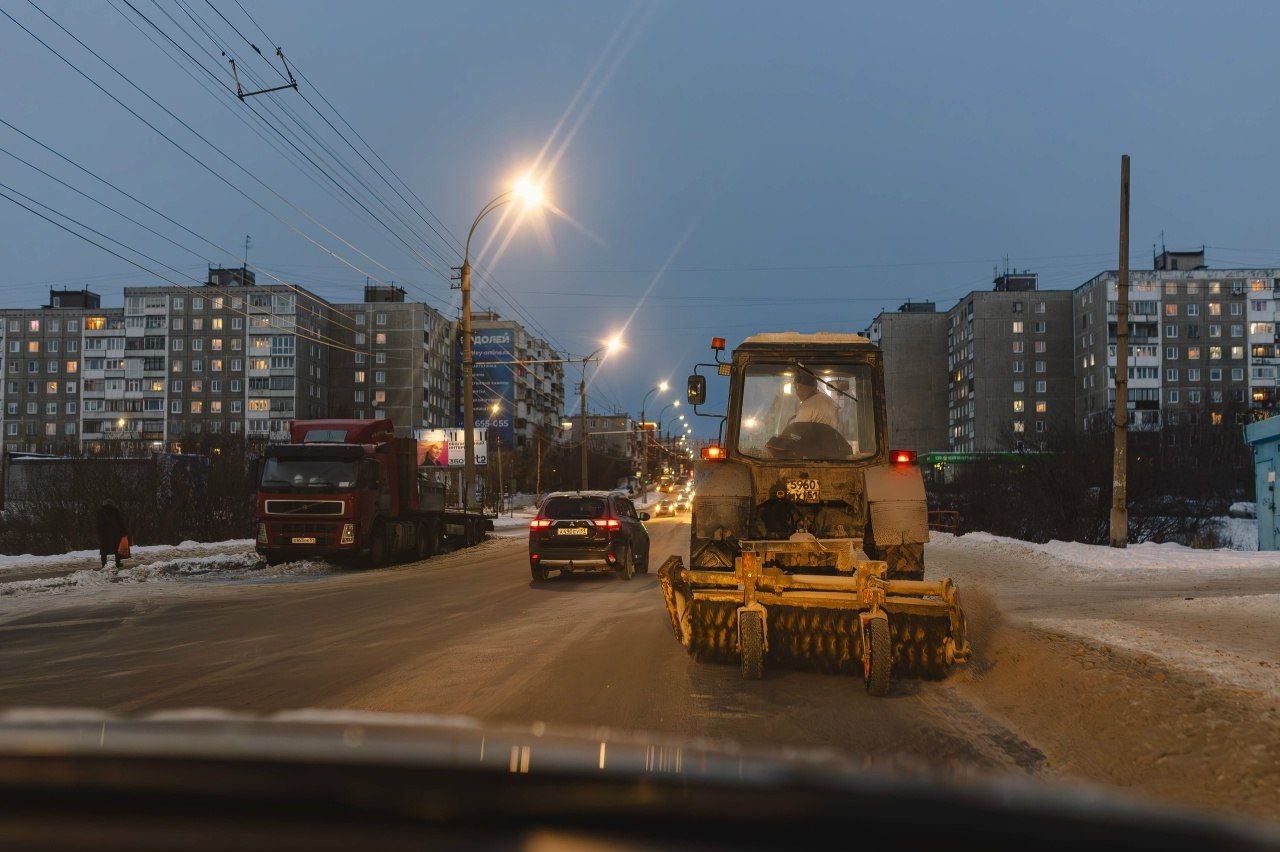 Мурманчанка потребовала остановить уборку двора на время тихого часа детей Пока одни требуют усилить уборку улиц тротуаров и дворов другие недовольны временем проведения работ Кто то можем объяснить как так получается что с 13 00 до 15 00 установлено законом время тишины но каждый день в этот промежуток времени коммунальные службы начинают свою работу под окнами На них не распространяется этот закон Работает трактор долбят лёд перед подъездом Это разве не шум которого не должно быть в указанное время Никто не думает о том что дети маленькие есть и они спят в это время Точнее не спят из за шума пожаловалась Андрею Чибису жительница областного центра Ирина Старцева Как оказалось даже если очень хочется остановить уборку двора на тихий час не получится Положение Закона Мурманской области Об обеспечении тишины и покоя граждан на территории Мурманской области не распространяется на действия граждан должностных лиц и юридических лиц направленные на выполнение работ связанных с содержанием автомобильных дорог общего пользования и обеспечением функционирования объектов жизнеобеспечения населения Уборка или ремонт автомобильных дорог и тротуаров общего пользования производятся в круглосуточном режиме прокомментировал жалобу администрация Мурманска