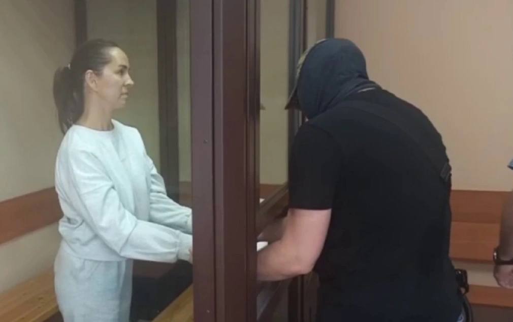 Верховный суд Башкирии оставил Гульнару Юрину в СИЗО Верховный суд Башкирии во вторник 26 августа оставил без изменений решение Советского райсуда Уфы об избрании меры пресечения в виде заключения под стражу предпринимательнице директору АНОК Дирекция культурных программ РБ Гульнаре Юриной Она останется в СИЗО до 6 сентября Юрина была задержана и арестована в середине августа Ее обвиняют по статье Присвоение или растрата в рамках уголовного дела против народного артиста Башкирии руководителя ГКЗ Башкортостан Вильдана Яруллина Следствие указывало что в 2023 году Яруллин без конкурса заключил договор с Юриной на оказание услуг в рамках проведения конкурса песни Время героев Она по версии дознания подготовила фиктивные документы о выполненных работах по завышенным ценам и получила 33 6 млн руб бюджетных средств Следком сообщал что Вильдан Яруллин подписал документы без проверки оказанных услуг а похищенными деньгами сообщники распорядились по своему усмотрению РБК Уфа