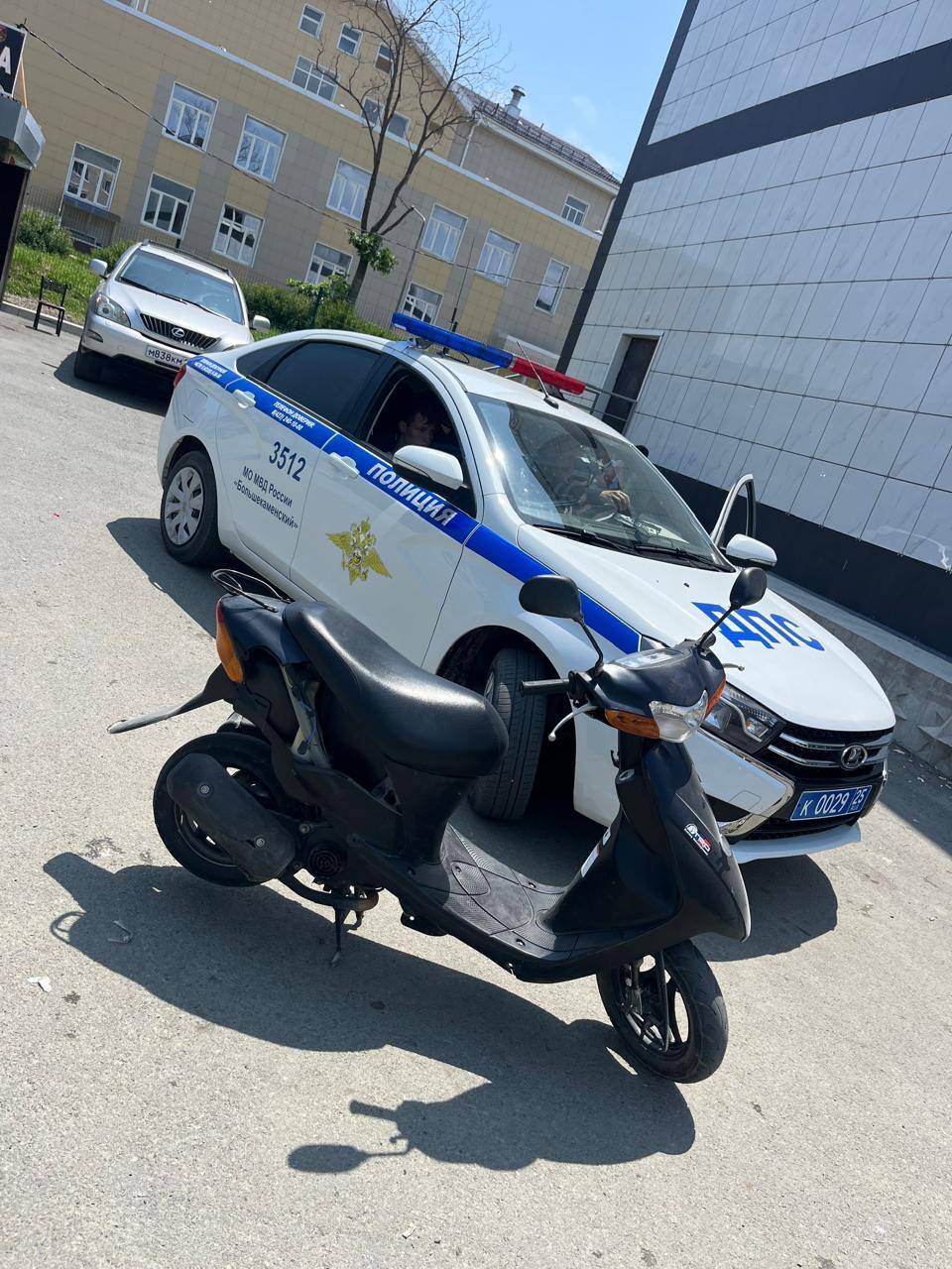 В городе Большой Камень Приморского края проводятся мероприятия по предупреждению ДТП с участием водителей мопедов и мотоциклов Сотрудники Госавтоинспекции МО МВД России "Большекаменский" осуществляют комплексные профилактические мероприятия, направленные на снижение рисков дорожно-транспортных происшествий, связанных с эксплуатацией двухколесного транспорта, включая мопеды, мотоциклы и скутеры. В частности, особое внимание уделяется несовершеннолетним водителям, учитывая их недостаточную компетентность и опыт управления транспортными средствами. В ходе рейда сотрудниками Госавтоинспекции выявлено 24 факта управления двухколесным транспортным средством лицами, не имеющими соответствующего водительского удостоверения. В отношении нарушителей ПДД составлено 28 административных протоколов по части 1 статьи 12.7 Кодекса Российской Федерации об административных правонарушениях КоАП РФ «Управление транспортным средством водителем, не имеющим права управления транспортным средством». ⏺Кроме того, к административной ответственности привлечены 8 несовершеннолетних, нарушивших Правила дорожного движения. Также в ходе рейда выявлено 4 водителя, находящихся в состоянии алкогольного опьянения. Следует отметить, что в соответствии с Правилами дорожного движения Российской Федерации, лицам, не достигшим шестнадцатилетнего возраста, запрещено управление мопедом или скутером, за исключением случаев, предусмотренных законодательством. Кроме того, лица, нарушившие правила дорожного движения, ставятся на профилактический учет в Комиссию по делам несовершеннолетних и защите их прав. Данная мера направлена на предотвращение повторных правонарушений и минимизацию негативных последствий для нарушителя, включая возможные трудности при поступлении в образовательные учреждения и трудоустройстве. Полиция Приморья