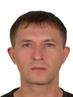Хабаровчанина приговорили к 17 годам заключения по делу о хранении наркотиков и участии в террористической деятельности 1-й Восточный окружной военный суд приговорил 44-летнего уроженца Комсомольска-на-Амуре Дмитрия Короткова к 17 годам лишения свободы по делу о склонении к терроризму, обучении террористической деятельности и участии в организации, признанной террористической. Кроме того, Короткова признали виновным в незаконном хранении наркотиков в крупном размере и в культивации растений, содержащих наркотические вещества. С чем именно связано уголовное дело хабаровчанина, в пресс-службе суда не уточнили. В сентябре 2024 года Короткова внесли в реестр Росфинмониторинга с пометкой, что он преследуется по террористической статье. Его уголовное дело поступило в суд 2 июня, приговор ему вынесли 31 июля. Судя по открытым интернет-данным, до уголовного преследования Дмитрий Коротков занимался ремонтом компьютеров и помещений. Прислать свою новость на Дерзкий Хабаровск