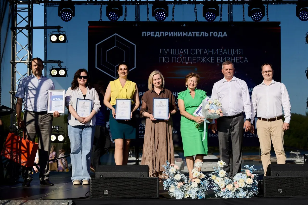 В Нижегородской области открыт прием заявок на конкурс Предприниматель года Заявки принимаются до 19 апреля 2026 года В этом году награды будут вручаться в семи номинациях   Эффективность и развитие в сфере производства   Эффективность и развитие в сфере агропромышленного комплекса   Эффективность и развитие в сфере услуг   Эффективность и развитие в сфере торговли   Лучший проект в сфере ИТ   Бизнес Старт   Лучшая организация по поддержке бизнеса Максим Черкасов Главная цель конкурса Предприниматель года поощрение лучших представителей бизнеса региона При выборе победителя учитывается рост среднемесячной заработной платы динамика среднесписочной численности работников рост выручки производительность объем государственной финансовой и имущественной поддержки и ряд других параметров Премия позволяет оценить финансовый социальный и общественный эффект от работы компаний в течение года Для участия в конкурсе необходимо заполнить анкету Скачать формы для заполнения заявки можно на сайте министерства промышленности торговли и предпринимательства Нижегородской области Дополнительную информацию по вопросам участия в конкурсе можно получить по телефону 8 831 435 16 38 Минпром Нижегородской области в MAХ         Все меры поддержки в центре Мой бизнес 8 800 301 29 94