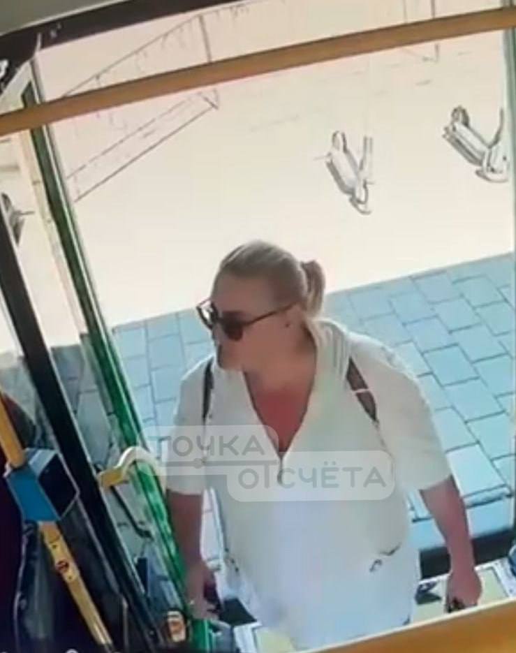 Женщину, которая могла забрать чужую сумку с остановки, ищет полиция Южно-Сахалинска Правоохранители областного центра просят земляков помочь установить личность женщины, которая 8 июля в 16:35 могла забрать чужую сумку с телефоном и картой с остановки "Городская дума" в областном центре. Горожанку зафиксировала камера наблюдения. Если вы обладаете информацией, которая поможет установить личность женщины на фото, откликнитесь: +7 992 777-11-19 . Анонимность гарантируется.