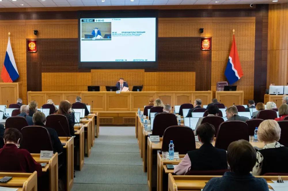 Штраф за купание в запрещенных местах увеличат в Амурской области Новая сумма штрафа составит 5 тысяч рублей В Амурской области будут увеличены штрафы за купание в местах где установлены знаки Купаться запрещено Этот законопроект был одобрен депутатами в ходе 63 го заседания Законодательного Собрания и принят в окончательной редакции В настоящее время за купание в запрещенных местах обозначенных знаком Купаться запрещено предусмотрен штраф в размере от 1 до 2 тысяч рублей В рамках законопроекта предлагается увеличить верхний предел штрафа до 5 тысяч рублей Благовещенская городская Дума разработала законопроект направленный на усиление контроля за соблюдением правил безопасности на водных объектах и повышение ответственности граждан за их нарушение Депутат Законодательного Собрания Амурской области Евгений Косицын отметил что по мнению инициаторов законопроекта действующие на сегодняшний день штрафы не достаточно эффективны и никак не стимулируют граждан к соблюдению правил безопасности Он приводит статистику где показано что в Благовещенске в 2024 году по данным управления по делам ГО И ЧС Благовещенска на водоемах утонула 7 человек 1 пропал без вести спасено шестеро В текущем году утонуло 8 человек спасено четверо Евгений Косицын думает что предложение Благовещенской городской Думы поможет предотвратить новые трагедии на воде и значительно улучшить ситуацию доведя статистику до нуля Фото пресс службы Законодательного Собрания Амурской области ТЕЛЕПОРТ РФ здесь все об Амурской области  Мы в МАХ  Написать нам