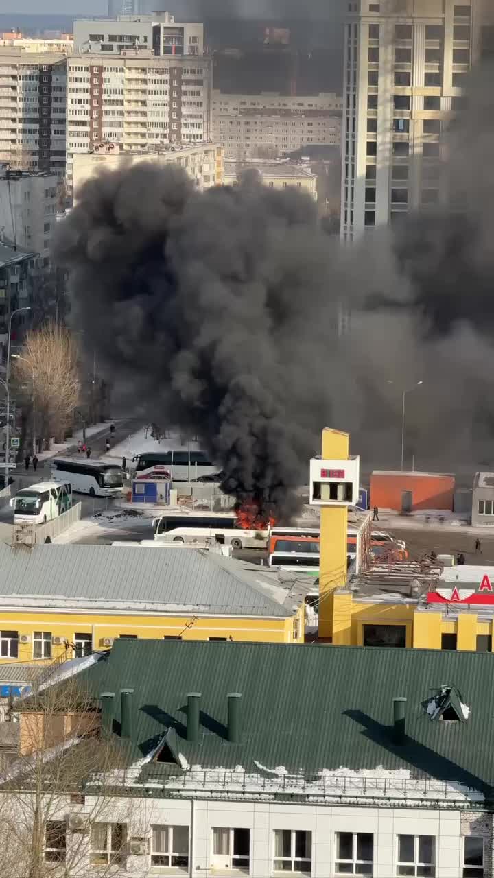 Пожар на Южном автовокзале: автобус охвачен пламенем