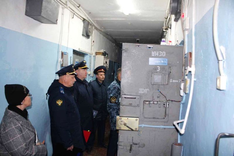 Прокурор выявил нарушения в колонии поселении и исправительном центре Камчатки Заместитель прокурора края Евгений Пауль проверил соблюдение прав осуждённых отбывающих наказание в колонии поселении 5 а также в Исправительном центре и выявил нарушения сообщили РАИ КАМЧАТКА ИНФОРМ в надзорном ведомстве Совместно с представителями краевой общественной наблюдательной комиссии он осмотрел общежития столовые производственные площадки Также был проведён личный приём Выявлены нарушения условий содержания привлечения осуждённых к труду недостаточность материально бытового обеспечения Прокурор потребовал безотлагательно их устранить и привлечь виновных к ответственности Устранение нарушений взято на контроль Читать на сайте