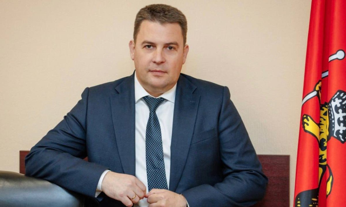 Мэра Владимира обвиняемого во взятке отстранили от должности Совет народных депутатов Владимира снял с поста мэра Дмитрия Наумова после требования региональной прокуратуры Ведомство установило что чиновник в 2024 году скрыл недвижимость занизив ее стоимость в три раза Помимо этого глава города не сказал горсовету о возникшем конфликте с руководителями подчиненных мэрии организаций Наумова избрали на пост мэра в ноябре 2022 года а летом 2025 года его арестовали по делу о получении взятки По версии следствия глава города договорился с двумя жителями Подмосковья и пообещал им прикрывать их похоронный бизнес Подписывайся на Голос страны в МАХ