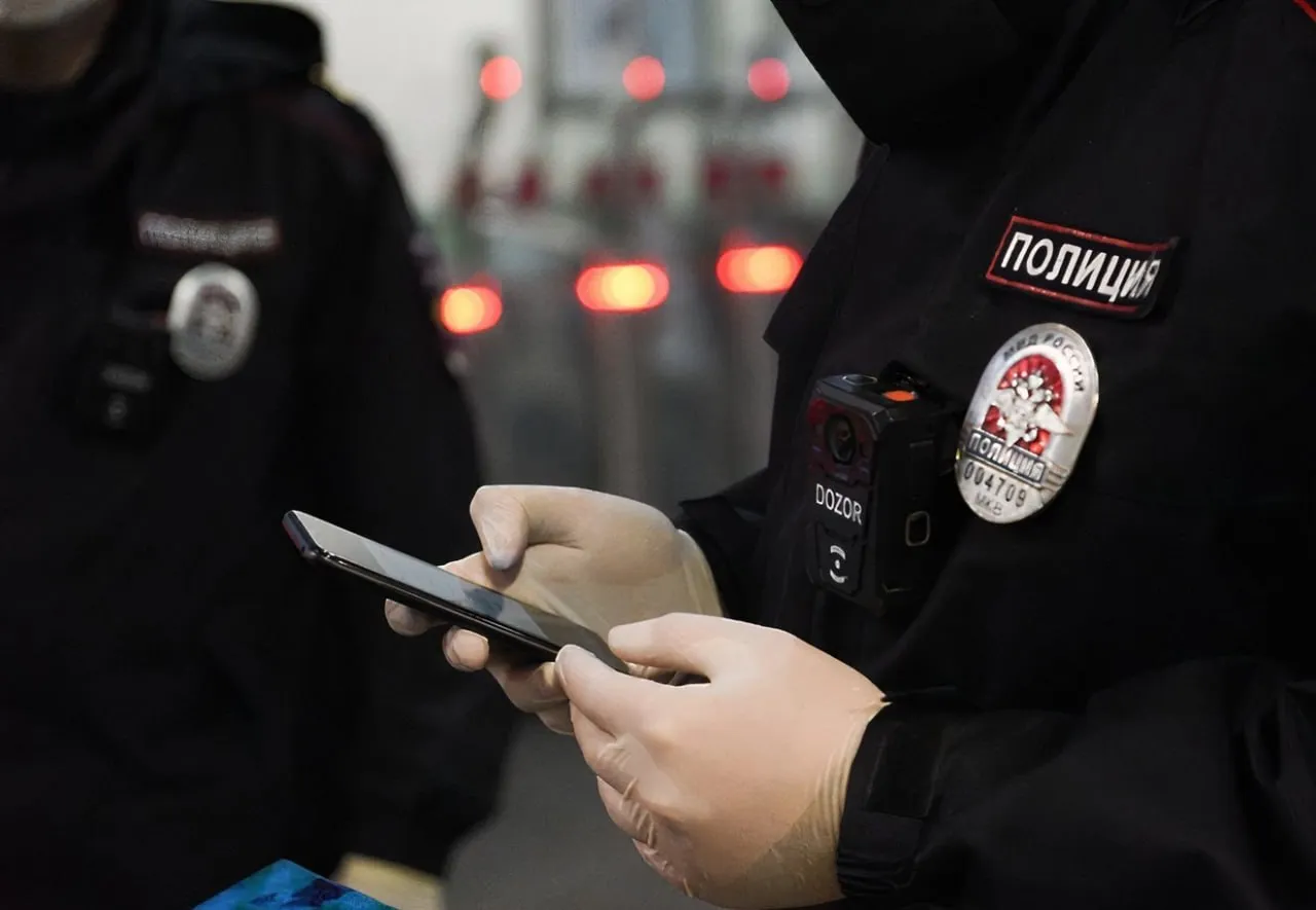 Генпрокурор призвал разрешить досудебный доступ к данным о телефонах Предоставление правоохранительным органам внесудебного доступа к данным с мобильных устройств россиян может упростить решение задач оперативно разыскной деятельности Об этом заявил генеральный прокурор России Александр Гуцан С одной стороны такой инструмент как внесудебный доступ к сведениям о мобильных устройствах граждан по большому счету значительно упростит решение задач оперативно разыскной деятельности сказал Александр Гуцан в Совете Федерации ТАСС Подписаться Прислать новость