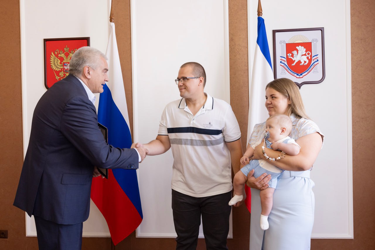 Глава РК Сергей Аксёнов вручил студенческой семье Орловых, Константину Евгеньевичу и Яне Константиновне, сертификат на студенческий капитал в размере 1 миллиона рублей. Это первая крымская семья, которая получила данную меру поддержки, действующую в нашей республике с начала текущего года. Константин и Яна обучаются в Крымском медицинском институте имени С.И. Георгиевского, он – на 6 курсе, она – в ординатуре. 17 февраля 2025 года у Орловых родился сын Миша.