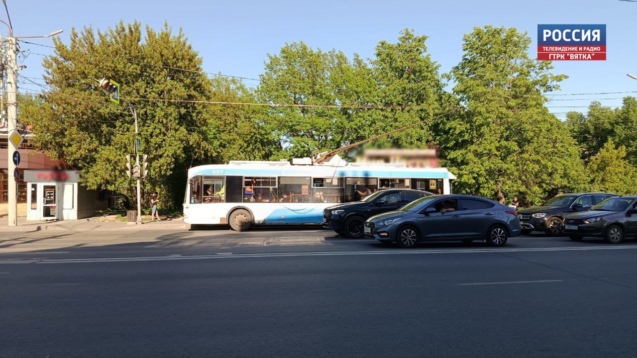Аварийные бригады Кировского автотранспортного предприятия продолжают устранять дефект на сетях, питающих троллейбусные линии. Об этом сегодня с утра сообщил глава администрации областного центра Вячеслав Симаков. Напомним, накануне в электроснабжении троллейбусных линий произошел сбой. Была приостановлена работа троллейбусов маршрута № 4. А троллейбусы № 7 двигаются до ж/д вокзала и следуют в обратном направлении. По словам Вячеслава Симакова, место аварии было обнаружено, однако для ремонта пришлось провести земляные работы. Сегодня в течение дня специалисты планируют устранить аварийную ситуацию и восстановить работу общественного транспорта. Фото Натальи Дмитриевой