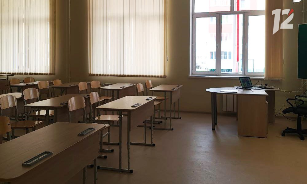 В омской школе ученик получил удар током от электрошокера Инцидент произошёл 14 октября в школе 86 Один из учеников восьмого класса принёс в учебное заведение электрошокер и случайно задел им одноклассника во время перемены Пострадавшего срочно доставили в больницу После случившегося в школе провели внеплановый инструктаж для сотрудников и дополнительные беседы с учениками о безопасном поведении Кроме того региональное управление Следственного комитета проявило интерес к произошедшему и инициировало проверку Подписывайтесь на 12 канал в МАХ