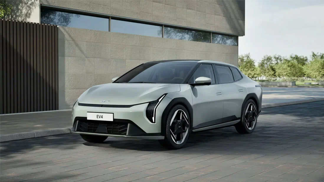 Kia представила электрические седан и хэтчбек EV4 и прототип дешёвого кроссовера  Полностью рассекречены серийные версии EV4. Седан и пятидверный хэтчбек имеют одинаковую колёсную базу, но отличаются по длине  4730 и 4430 мм соответственно . Первое время электрокары будут предлагать только с 204-сильным мотором, расположенным спереди, но с двумя батареями на выбор — ёмкостью 58,3 и 81,4 кВт⋅ч.   С более компактной батареей разгон до 100 км/ч составит 7,4 секунды, с более крупной — 7,7 секунды при общей максимальной скорости 170 км/ч. Запас хода у седана будет достигать 430 или 630 километров, у хэтча — 410 или 590 километров. Четырёхдверный EV4 в скором времени выйдет на рынок Южной Кореи, а в 2026-м может добраться до США. Хэтчбек ориентирован на Европу и поступит в продажу во второй половине текущего года.  Также представлен прототип EV2 — маленький кроссовер, который встанет на конвейер в 2026 году и займёт позицию самого доступного электрокара Kia.