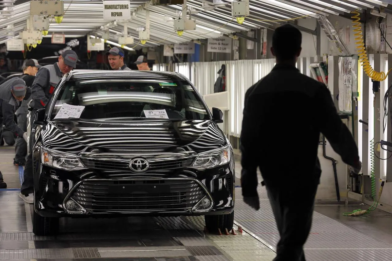 Продажи Toyota в России выросли на 111 в первом квартале 2026 года сообщил директор Автостата Сергей Целиков Рыночная доля бренда выросла до 2 6 Наибольшей популярностью у россиян пользуются модели RAV4 2350 шт 170 и Highlander 2263 шт 396 Также в топ 5 вошли Camry 1264 шт 38 LC Prado 150 170 шт 100 и Corolla 158 шт 13 В сентябре 2022 года Toyota остановила производство на своем заводе в Петербурге рассчитанном на выпуск 100 тысяч автомобилей в год К слову как сообщил губернатор города Беглов бывший завод японской компании в Шушарах будет перезапущен в 2026 году Пётр Ковалёв ДП Подписаться на ДП в Telegram MAX