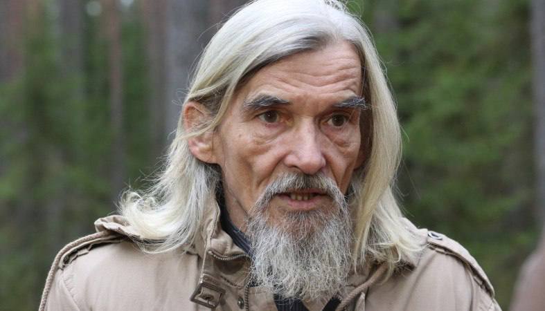 «За плохое выполнение упражнений на утренней зарядке». 69-летнего историка Юрия Дмитриева отправили в ШИЗО Главу карельского «Мемориала» Юрия Дмитриева накануне отправили в ШИЗО на 5 суток. Об этом сообщили в телеграм-канале «Мемориала». Осужденный историк несколько раз обращался к врачу в колонии с просьбой освободить его от зарядки, которую ему становится все труднее выполнять. Отвода от зарядки он так и не получил. «Дисциплинарное взыскание было назначено именно в тот момент, когда он ожидал перевода в больницу ЛИУ-3 для обследования. Мы уже писали про серьезное ухудшение здоровья нашего коллеги — возможно, речь идет об онкологическом заболевании, осложненном проблемами с сердечно-сосудистой системой», — говорится в сообщении. Дмитриев отбывает 15-летний срок за «совершение насильственных действий сексуального характера» в отношении приемной дочери. «Мемориал» считает дело политически мотивированным и связанным с профессиональной деятельностью Дмитриева. Он составлял книги памяти жертв политических репрессий 1930—1940-х годов и исследовал места их захоронения в Сандармохе и Красном бору. Фото: из личного архива Дмитриева