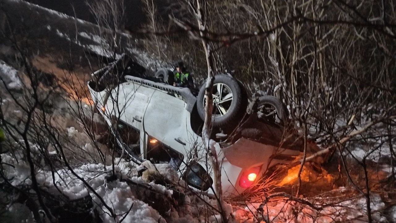 Стали известны подробности ДТП под Белокаменкой  Авария произошла 22 ноября в 15:30 на 23 км трассы Мишуково – Снежногорск. Водитель "Рено-Дастер" не справился с управлением, и автомобиль вылетел в кювет, сообщили в Госавтоинспекции Мурманской области. Пассажир машины погибла до приезда скорой. Мужчина за рулем иномарки получил травмы и был доставлен в больницу.  Фото: Госавтоинспекция Мурманской области    Подпишись — Вести Мурман