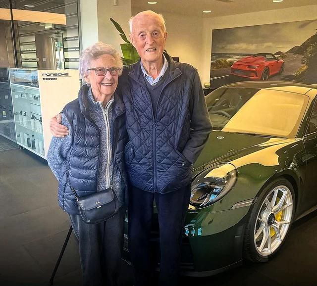 В 92 года мистер и миссис Эванс забрали свой первый Porsche доказывая что правильное время может наступить когда угодно Они выбрали 911 GT3 рождённый для трека автомобиль с около 500 л с так что их праздник звучит так же впечатляюще как и выглядит Парочка отметила 70 летний юбилей не ужином а гонкой по треку на новом спорткаре символизирующем их долгую любовь и страсть к жизни Экономика на ночь