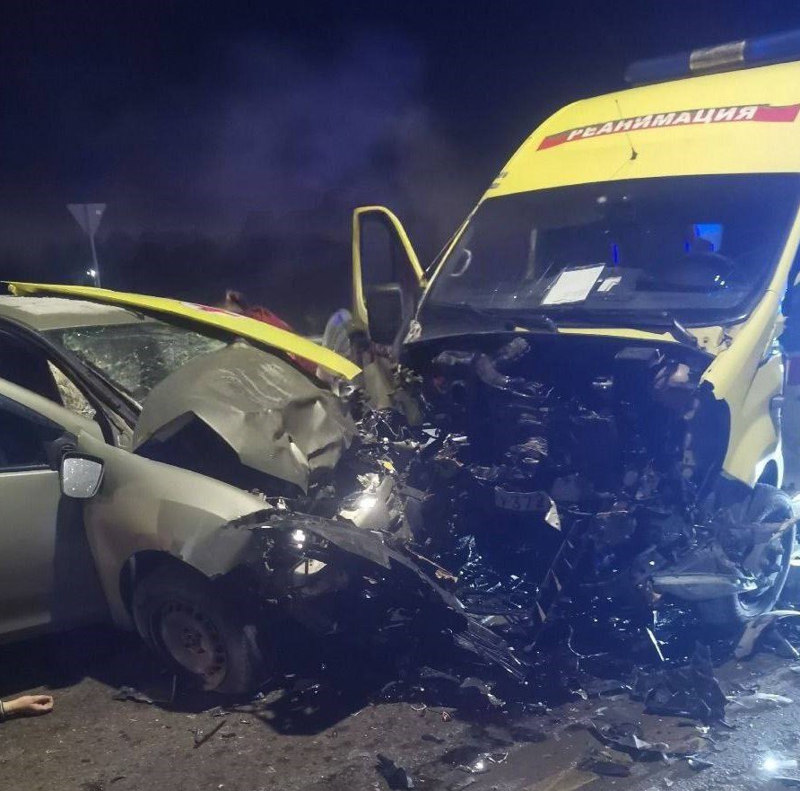 Машина скорой и легковушка столкнулись лоб в лоб в Туле Как рассказали РИА Новости в региональном УМВД погибла пассажирка автомобиля его водитель а также четыре человека находившиеся в скорой пострадали Подписаться на РИА Новости