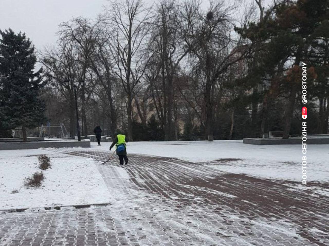 В Ростове стартовала масштабная обработка дорог противогололёдными реагентами.  — Обрабатываем дороги, спуски, подъёмы, мосты и путепроводы, — сообщил сити-менеджер Алексей Логвиненко.  Для работы задействованы 107 спецмашин и более 700 дворников.    Новости Ростова