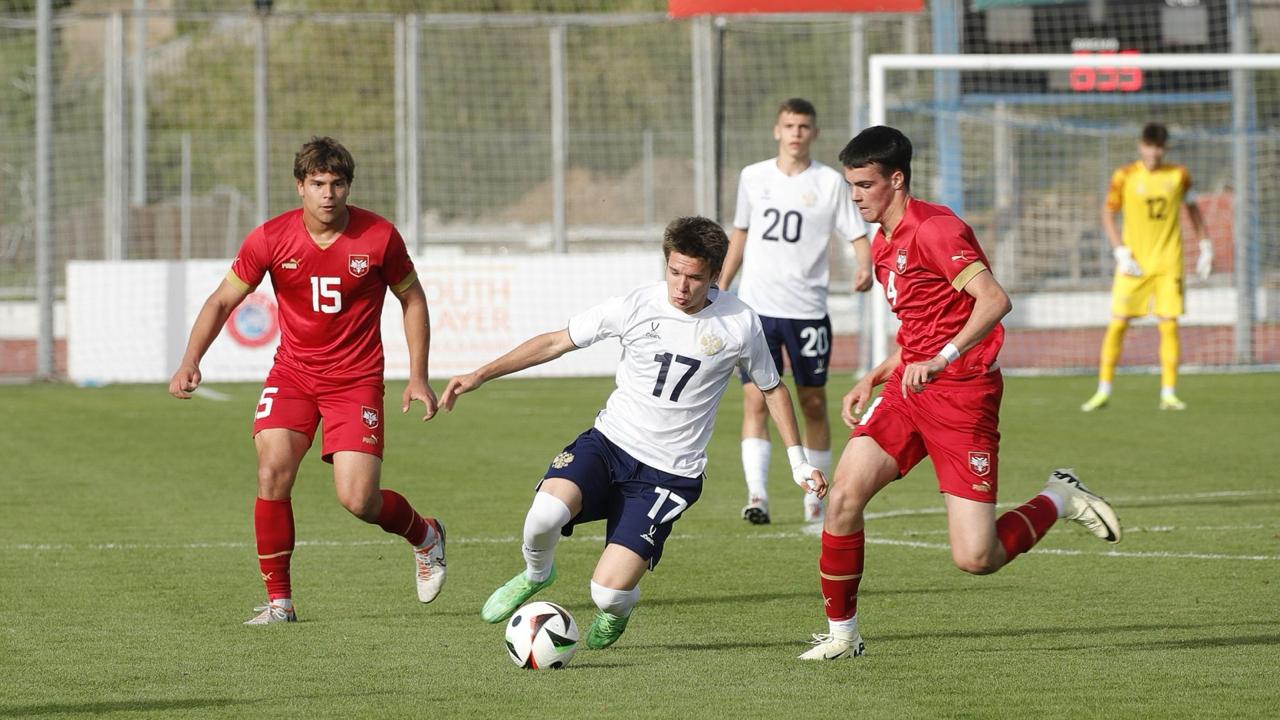 Юношеская сборная России 2008 г р дважды сыграет с Сербией Команда под руководством Станислава Коротаева уже прибыла в Сербию где проведет учебно тренировочный сбор В рамках сбора ребята дважды сыграют против сверстников из сборной Сербии 12 ноября 20 00 SRB U17 RUS U17 Стара Пазова Сербия 15 ноября 14 00 SRB U17 RUS U17 Стара Пазова Сербия Для подготовки к предстоящим матчам тренерский штаб юношеской сборной России вызвал 21 игрока Вратари Александр Темиров Динамо Москва Руслан Пичиенко Спартак Москва Защитники Станислав Баранов Саркис Тверитнев оба Ростов Ростов на Дону Рафаэль Гафьятулин Локомотив Москва Владислав Кудрявцев Динамо Москва Андрей Королев Степан Садчиков оба Краснодар Тимофей Хотулев Зенит Санкт Петербург Полузащитники Илья Еремеев Локомотив Москва Никита Кочанов Павел Пелевин Иван Сорокин оба Спартак Москва Даниил Кондаков Богдан Левандовский Вадим Шилов все Зенит Санкт Петербург Тимофей Маринкин Демид Фарафонов оба Динамо Москва Имран Фиров ЦСКА Москва Нападающие Даниил Киселёв Зенит Санкт Петербург Олег Семизаров Краснодар nedetskiyfootball RussiaU17 2008гр