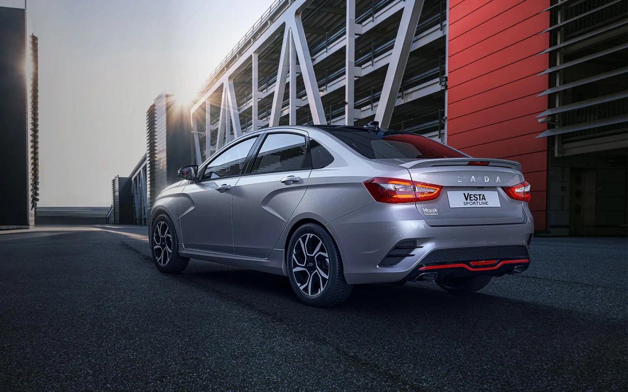 АвтоВАЗ анонсировал новую Lada Vesta Sport  Автомобиль дебютирует в начале 2025 года. На данный момент технические характеристики, а также более точный срок дебюта неизвестны.  Сейчас в линейке автопроизводителя есть только модель Lada Vesta Sportline, которая отличается от базового седана в первую очередь форсированным до 118 л.с. бензиновым двигателем объемом 1,6 литра. Кроме того, у седана занижен дорожный просвет, изменены настройки подвески и установлены более мощные тормоза.