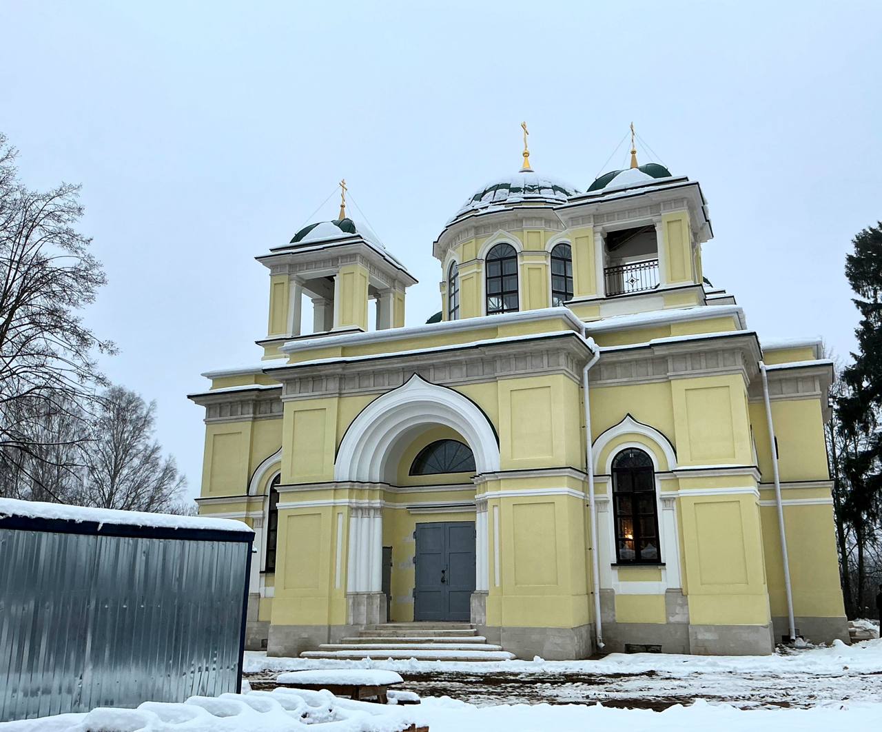 Успенский храм в соседнем селе Родня Старицкий район Тверская область также постепенно восстанавливается Внутри сохранились росписи выполненные провинциальными мастерами в начале 20 века Недавно житель Москвы вернул в храм четыре иконы которые он забрал отсюда в 1969 году пытаясь спасти от поругания тогда в храме размещалось зернохранилище