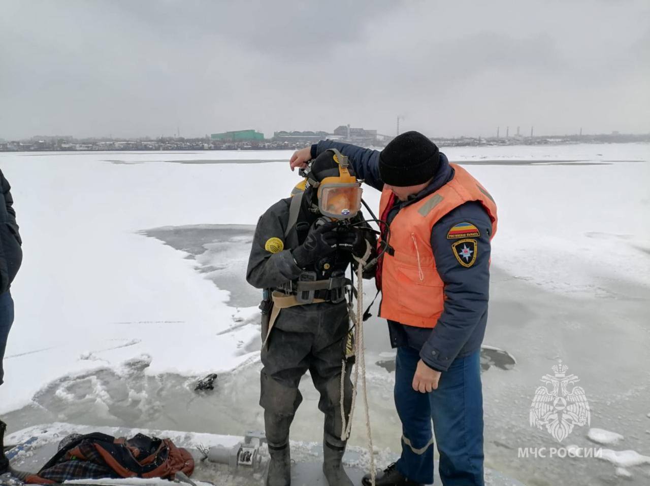 Таганрожец погиб, провалившись под лед, пересекая залив на коньках. Тревогу забила дочь погибшего, когда он перестал выходить на связь. Спасатели нашли тело мужчины в 500 метрах от берега