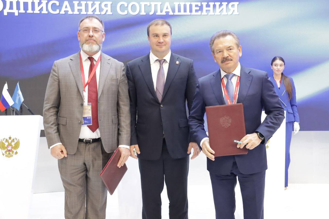 Подписано соглашение между группой компаний «Титан» и Фондом развития промышленности. В рамках соглашения Фонд развития промышленности направит почти 1 млрд рублей на создание на базе завода «Омский каучук» импортозамещающего производства полиизобутилена. Проект реализуется при поддержке Правительства Омской области и предусматривает 100% локализацию: при производстве будет использоваться исключительно российское сырье и технологии. Ранее «Омский каучук» успешно реализовал три проекта с привлечением займов ФРП.
