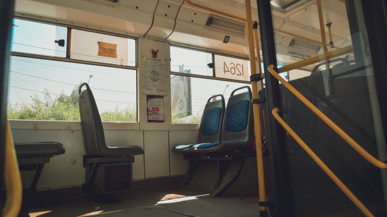 Жители Эгершельда во Владивостоке остались без привычного автобуса 81   Администрация Владивостока расторгла контракт с перевозчиком который обслуживал маршрут 81 Причиной принятого решения стало продолжительное несоблюдение условий договора фактическое количество автобусных единиц на маршруте систематически не соответствовало требованиям Сейчас жители района временно лишились удобного транспортного маршрута до проведения аукциона vmfareast