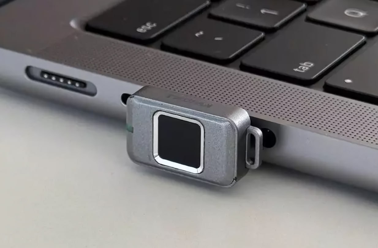 Стартап Twopan показал микроскопический SSD весом всего 5 грамм и размером с пятирублёвку. 512 ГБ памяти, до 450 МБ/с скорость, а внутри — встроенный сканер отпечатка пальца, чтобы никто не утащил ваши фотки с фестиваля или диплом. Плюс крошка выдерживает падения с 10 метров и не боится воды IP65 . Стоит 9500 рублей — для такого умного накопителя вполне гуманно.