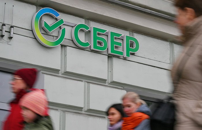 Сбербанк в 2025 году рассчитывает побить рекорд по дивидендам Сбербанк в 2025 году планирует нарастить чистую прибыль к 2024 году примерно на 6 что позволит побить рекорд по дивидендным выплатам заявил президент председатель правления банка Герман Греф на встрече с президентом РФ Владимиром Путиным Мы закончили выплату в августе рекордных дивидендов мы в этом году за 2024 год ИФ заплатили 787 млрд рублей дивидендов Это рекорд на российском рынке пока ни одна компания никогда за всю историю столько не платила но мы надеемся что в следующем году мы свой рекорд побьем Мы планируем что в этом году мы получим прибыль примерно на 6 выше чем в прошлом году Поэтому в следующем году дивиденды будут у нас выше сказал Греф Путин в свою очередь заявил что это говорит о такой солидной устойчивости финансового учреждения ifax go