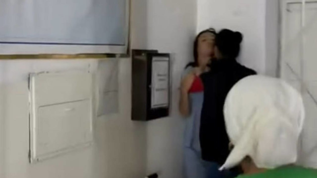В Казахстане участились нападения на врачей  Министр здравоохранения Акмарал Альназарова выступила с обращением в соцсетях, где призвала правоохранителей усилить охрану медработников и остановить агрессию против них. «Какой степени чёрствости и агрессии нужно достичь, чтобы поднять руку на человека, который каждый день спасает жизни?» – спросила чиновница.  Стоит отметить, что у главы Минздрава есть все основания для подобной риторики: только за последнюю неделю в Караганде нападению неадеквата подверглась медсестра, а в Костанае – хирург, потерявший сознание из-за тяжёлых травм. На этом фоне все больницы будут оснащены «тревожными кнопками» и камерами, а в приёмных покоях будет дежурить охрана.  НЕРУШИМЫЕ