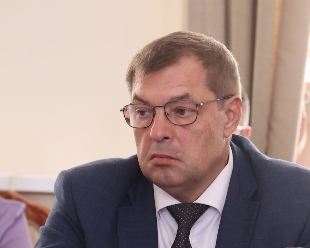 Виталий Артемов покинул пост главы администрации Рязани Об этом он сообщил в своем ТГ канале Виталий Артемов отметил что вся его жизнь связана с Рязанью городом где он родился и вырос состоялся в профессии где живут его дети и внуки Жизнь не стоит на месте и настало время перевернуть страницу Принял непростое для себя решение По собственному желанию покидаю пост главы администрации Рязани написал Виталий Артемов