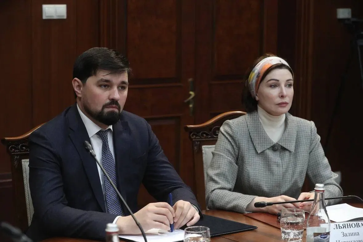 О ходе подготовки к 81 й годовщине Победы в Великой Отечественной войне доложила министр культуры и туризма республики Залина Льянова на еженедельном заседании Правительства Сейчас в городах и районах приводятся в порядок памятники мемориалы и братские захоронения проводится благоустройство и озеленение территорий осуществляется праздничное оформление улиц В программе патриотические акции концерты выставки тематические уроки спортивные мероприятия и встречи с молодежью В учреждениях культуры запланированы спектакли кинопоказы и творческие проекты посвященные подвигу советского народа Основным событием станет праздничное мероприятие 9 мая в Сунже который объединит жителей и гостей республики Также предусмотрена организация полевой кухни и ярмарки народных промыслов Мероприятия охватят все муниципальные образования региона и пройдут с учетом всех необходимых организационных и безопасностных требований Правительство Ингушетии