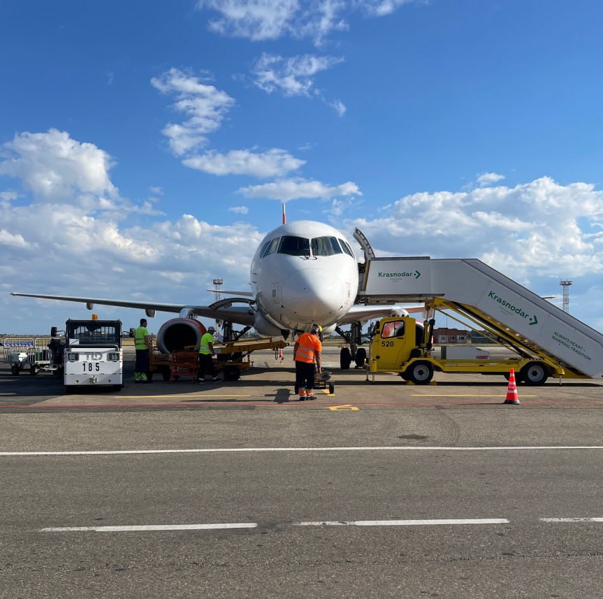 Аэропорт Краснодара бьёт рекорды Краснодарский аэропорт подвёл итоги работы за 43 дня с момента снятия ограничений на авиасообщение С 17 сентября по 29 октября включительно услугами воздушного хаба воспользовались 203 938 человек Из них свыше 150 тысяч путешествовали по России а более 55 5 тысяч по международным направлениям Подробнее по ссылке Фото пресс службы холдинга Аэродинамика   Подписаться Читайте нас в Max