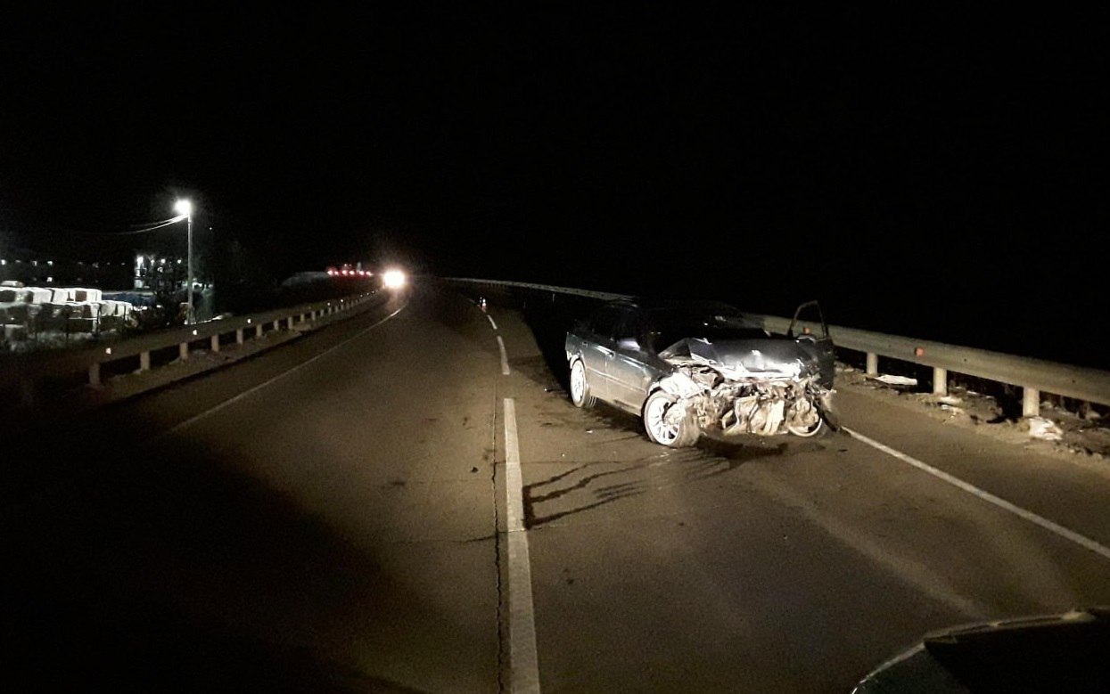 Полицейские задержали пьяного водителя который насмерть сбил пешехода около Свободного Авария произошла 14 октября в 20 40 на 7 км километре автодороги Обход г Свободного Honda Civic влетела в леерное ограждение после чего автомобиль отбросило на пешехода который шел по обочине дороги Пешеход скончался на месте происшествия 41 летнего водителя задержали и поместили в изолятор временного содержания Против него возбуждено уголовное дело ampravda