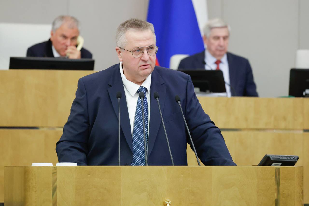 Алексей Оверчук выступил на заседании Государственной Думы в рамках правительственного часа Вице-премьер рассказал о развитии гуманитарного сотрудничества со странами СНГ и укреплении общих духовно-нравственных ценностей. Он подчеркнул роль русского языка как объединяющего элемента общего цивилизационного пространства, важность интеграции в сфере образования, культуры и правозащиты, а также растущий интерес к российским образовательным программам за рубежом. Особое внимание Алексей Оверчук уделил поддержке учителей и работе российских вузов в странах Содружества. Подробнее читайте на сайте Правительства. Новости Правительства России