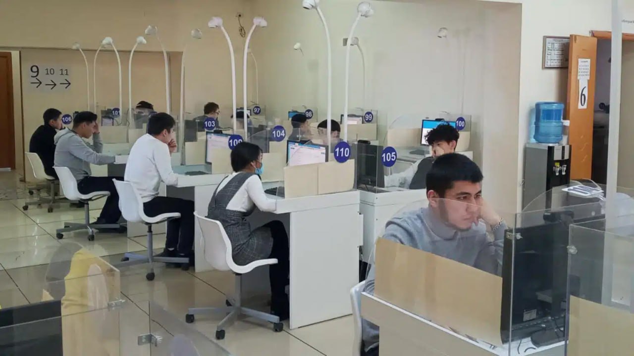‍  В Казахстане стартовало августовское ЕНТ  Тестирование продлится до 14 августа. Всего подано около 28 тысяч заявлений, причём 65% участников выбрали казахский язык, 35% — русский, а 89 человек будут сдавать тест на английском.  В первый день за компьютеры сели порядка 2,2 тысячи человек. Участвуют выпускники школ и колледжей этого и прошлых лет, кандасы, обучавшиеся за рубежом выпускники, студенты, меняющие специальность, а также условно зачисленные вузы.  Выпускники колледжей, которые планируют продолжать обучение в вузе по своей специальности на платной основе, могут поступить на обучение по итогам собеседования.     #kursiv_news