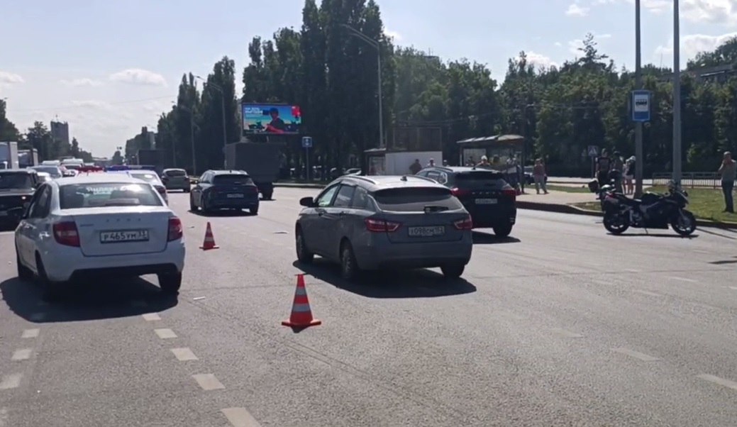 Аварию с мотоциклом на проспекте Ленина, предположительно, спровоцировал водитель автомобиля Lada Как сообщили в ГАИ, мужчина 1961 г.р. врезался в мотоцикл Honda, которым управлял байкер 1994 г.р. Пострадавшего мотоциклиста доставили в больницу. Прислать новость