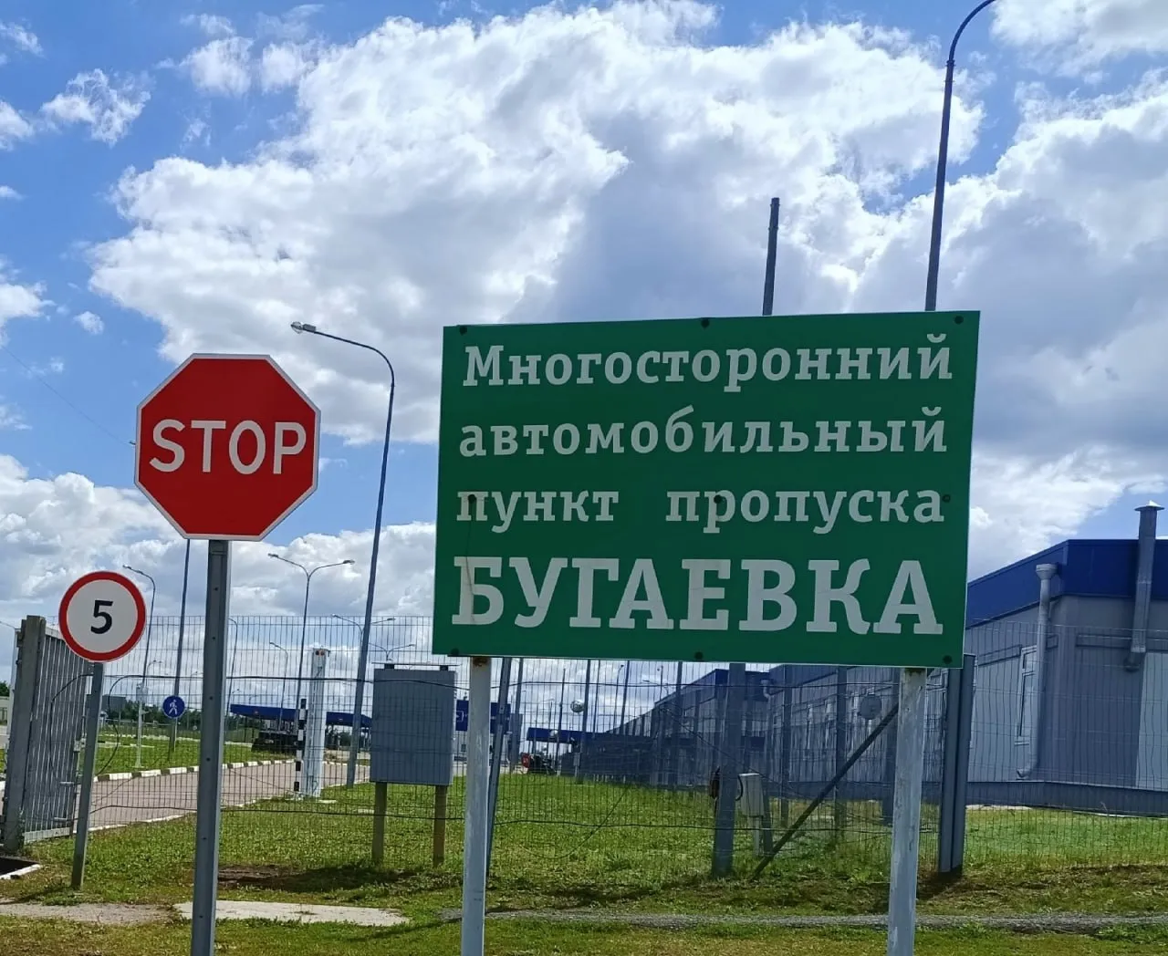 Особый режим въезда и выезда ввели на границе с ЛНР в Воронежской области Проезд транспорта будет возможен только в пункте пропуска Бугаевка Заезд через территорию Кантемировского и Россошанского районов вне обозначенного места не допускается Особый режим вводится для защиты жителей Воронежской области от потенциальных угроз Большой воронежский Подписаться Не грузит Читай в Max