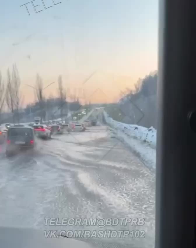 Улица Сипайловская в Уфе затоплена из-за повреждения трубопровода