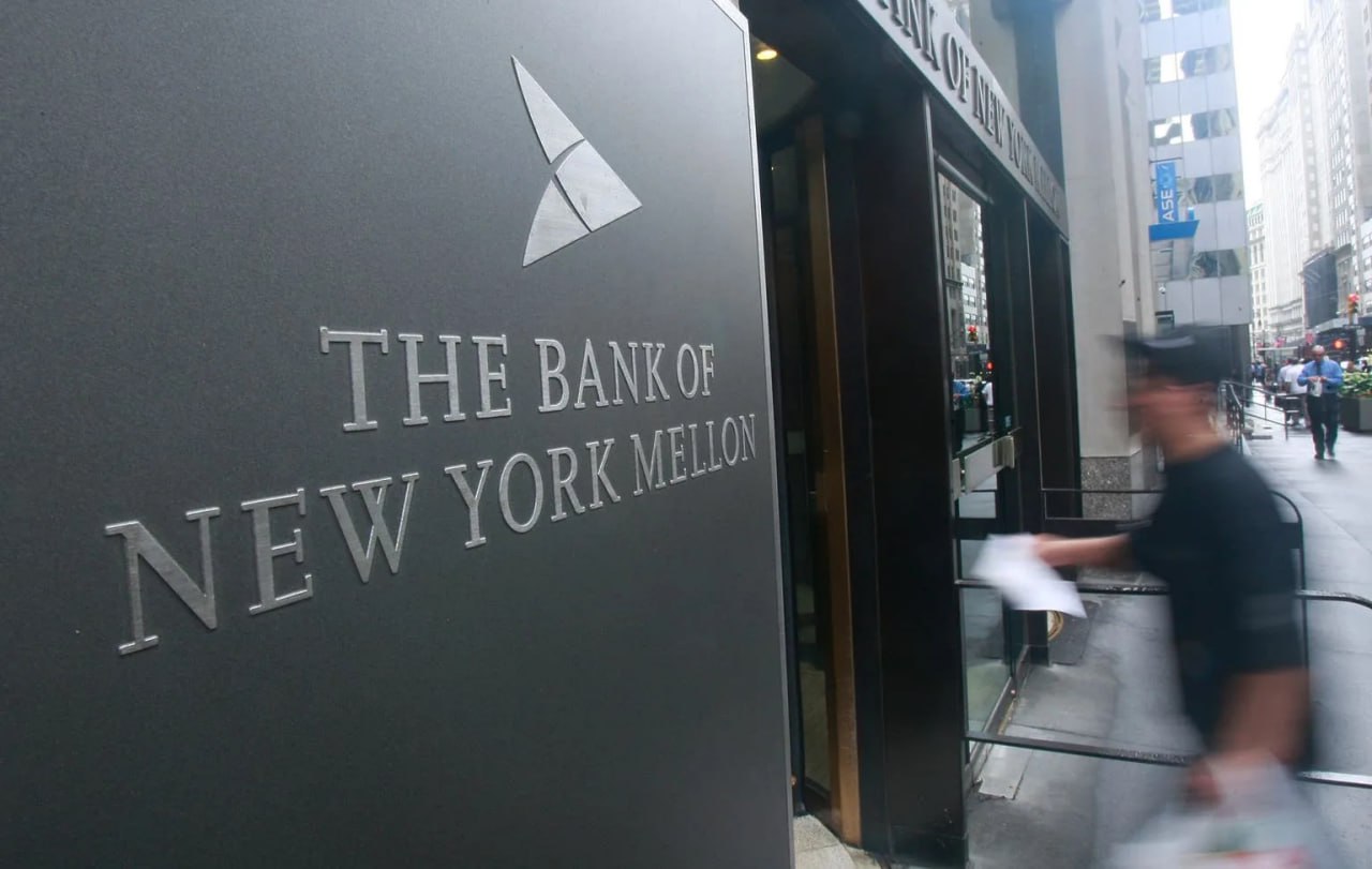 Прибыль Bank of New York Mellon Corp превысила прогнозы аналитиков благодаря росту комиссионных доходов и процентных доходов BK Согласно заявлению опубликованному во вторник разводненная прибыль на акцию в четвертом квартале составила 2 02 доллара что на 31 больше чем за аналогичный период годом ранее Это превысило средний прогноз Bloomberg в 1 93 доллара jkinvest news jkinvest